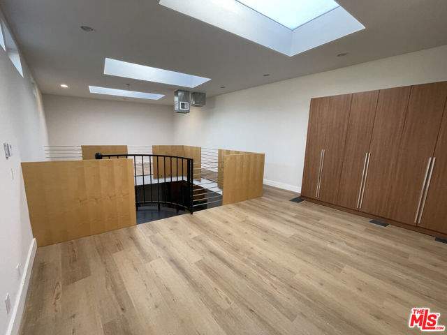 555 Rose Avenue, Venice CA: https://media.crmls.org/mediaz/9be3aabb-825b-494c-b95d-523ce3dea6a5.jpg