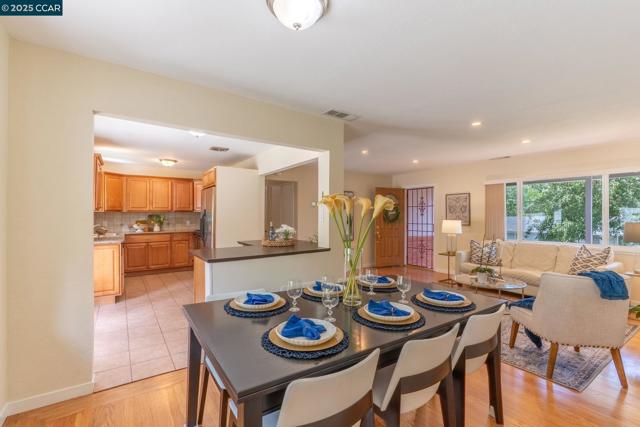 3215 Camino Colorados, Lafayette CA: https://media.crmls.org/mediaz/9be3f8a0-cbc2-4778-9bc5-e88943630ebf.jpg