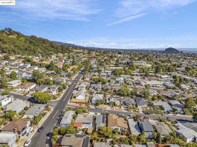 7231 Plank Ave, El Cerrito CA: https://media.crmls.org/mediaz/9be42415-991c-476f-a3e2-483559ec9dd0.jpg