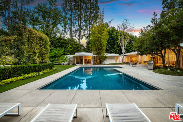 1010 N Rexford Drive, Beverly Hills CA: https://media.crmls.org/mediaz/9be43543-97ea-479d-8866-15e3482811a0.jpg