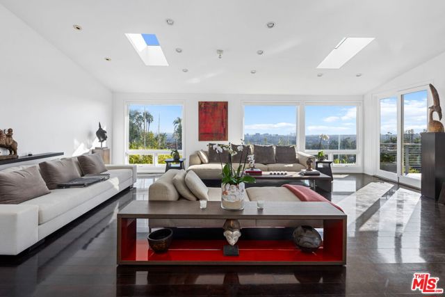 1415 Summitridge Drive, Beverly Hills CA: https://media.crmls.org/mediaz/9be6f038-ac3b-4aec-89f5-6e23224e6b75.jpg