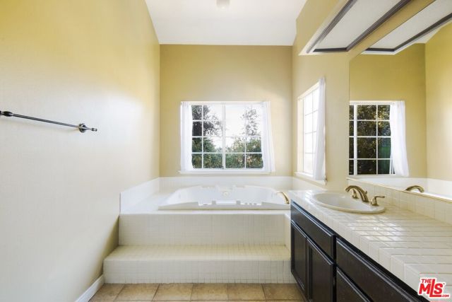 3131 E Hillcrest Drive, Westlake Village CA: https://media.crmls.org/mediaz/9be75ad0-eafe-4c05-a1dd-db368392d86c.jpg