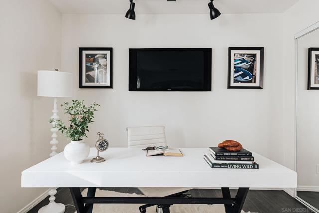 4652 Don Lorenzo Dr, Los Angeles CA: https://media.crmls.org/mediaz/9be7dac8-4c09-4343-ab63-0675c9863589.jpg