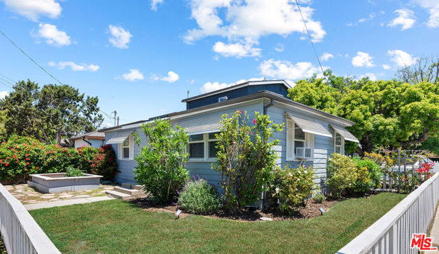 1205 Appleton Way, Venice CA: https://media.crmls.org/mediaz/9be9dd5b-3326-46bc-89b0-f3211796231e.jpg