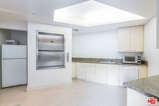 13600 Marina Pointe Drive, Marina del Rey CA: https://media.crmls.org/mediaz/9bea9ff8-0ece-42b7-a6d1-4073c2a99c44.jpg