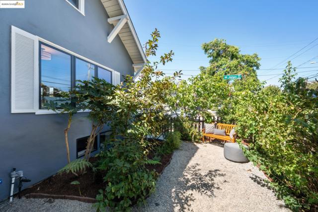 327 Hudson St, Oakland CA: https://media.crmls.org/mediaz/9beae5a7-e50e-405b-b632-cab4f1888d91.jpg