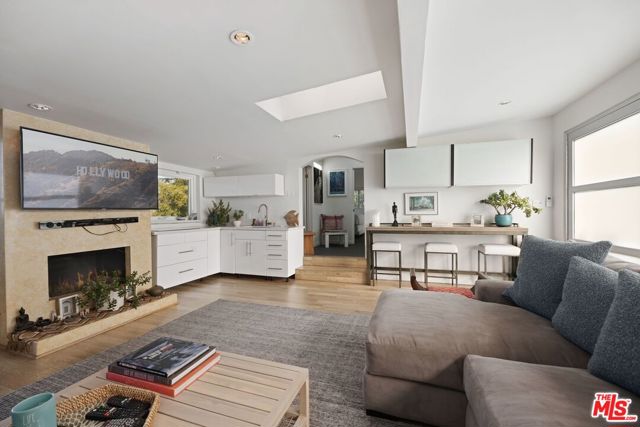 7483 Palo Vista Drive, Los Angeles CA: https://media.crmls.org/mediaz/9beb7bcd-6658-4604-93d1-2a8265217e32.jpg