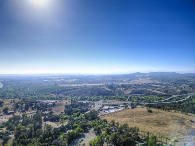 929 Chumash Trail, Vista CA: https://media.crmls.org/mediaz/9beb9a8e-348c-48fd-ad15-c217e54f0aee.jpg