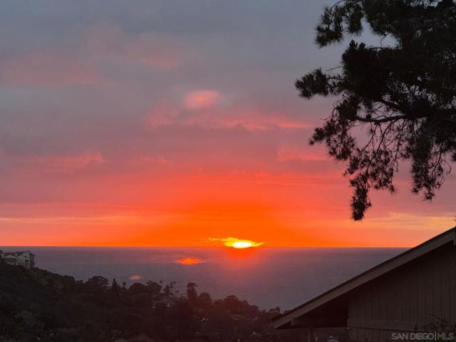7645 Caminito Coromandel, La Jolla CA: https://media.crmls.org/mediaz/9bebc128-47b6-4aff-aa13-b03ed6f4a473.jpg