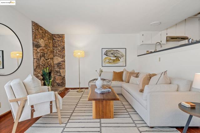 3501 35Th Ave, Oakland CA: https://media.crmls.org/mediaz/9bec5847-da68-42f9-880d-be86f9324d18.jpg