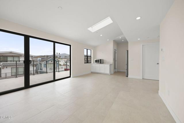 1194 Kingston Lane, Ventura CA: https://media.crmls.org/mediaz/9bec8820-c7b7-4936-9503-c85e12bbcc57.jpg