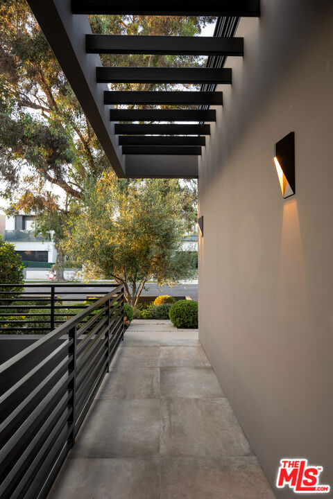 8356 W 4th Street, Los Angeles CA: https://media.crmls.org/mediaz/9bee111e-e2f5-4ca4-8ab9-5d2f1d47a8d1.jpg