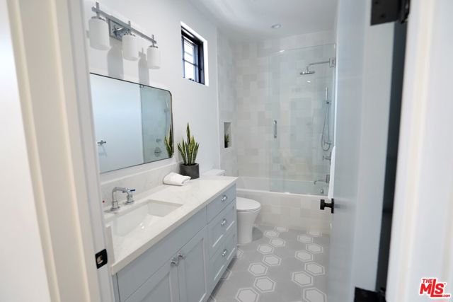 1441 S Oakhurst Drive, Los Angeles CA: https://media.crmls.org/mediaz/9bee1bbf-3539-4dbd-8be2-50e53df9b546.jpg