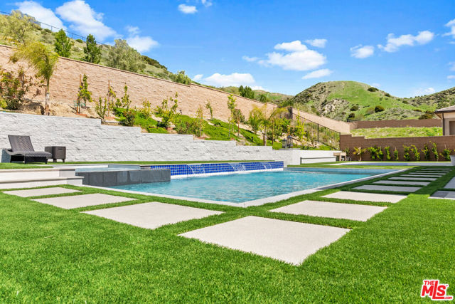 12553 N Ridgeline Road, Porter Ranch CA: https://media.crmls.org/mediaz/9befaaa8-3bec-4b3f-818c-ff445b2cbf66.jpg