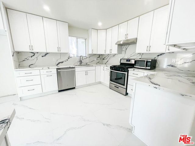 12612 Hatteras Street, Valley Village CA: https://media.crmls.org/mediaz/9befae85-c80a-4153-82cf-3f3717c32061.jpg