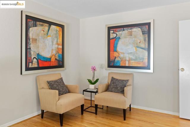 11718 Cranford Way, Oakland CA: https://media.crmls.org/mediaz/9bf06911-9661-49e1-964c-6cebd52a9d51.jpg