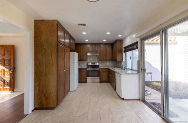 17476 Plaza Cerado, San Diego CA: https://media.crmls.org/mediaz/9bf071bb-939d-461c-a7e9-757e37727eac.jpg