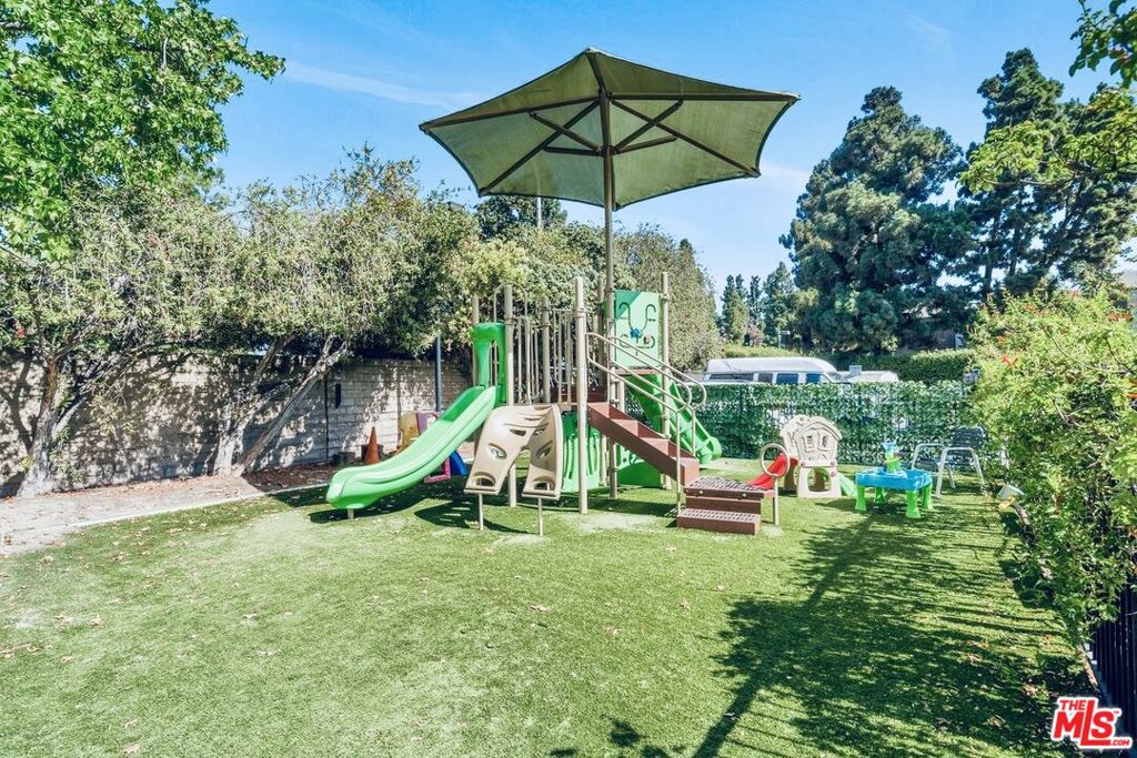 https://media.crmls.org/mediaz/9bf0e3d1-50bb-4f02-95a7-a00125da0439.jpg?preset=X-Large