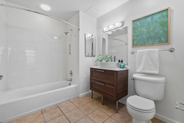655 12th Street, Oakland CA: https://media.crmls.org/mediaz/9bf21240-2ee3-469d-9a39-9028470c289d.jpg