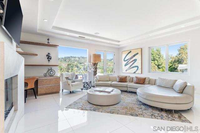 6617 Muirlands Dr, La Jolla CA: https://media.crmls.org/mediaz/9bf2751e-a3a9-4a2f-b611-b4a97425e621.jpg