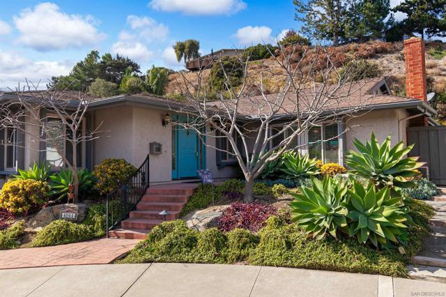 4044 Via del Conquistador, San Diego CA: https://media.crmls.org/mediaz/9bf34a89-d6f5-4ef7-8375-3a4581929b0e.jpg