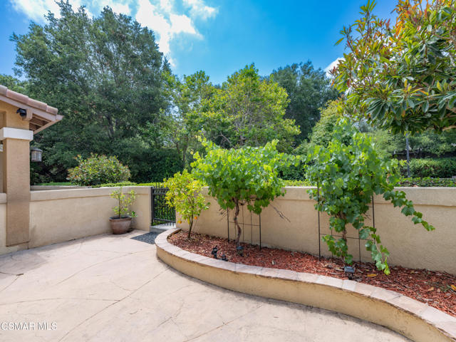 1368 Ashton Park Lane, Newbury Park CA: https://media.crmls.org/mediaz/9bf35180-13cd-4970-8776-b9266422661c.jpg