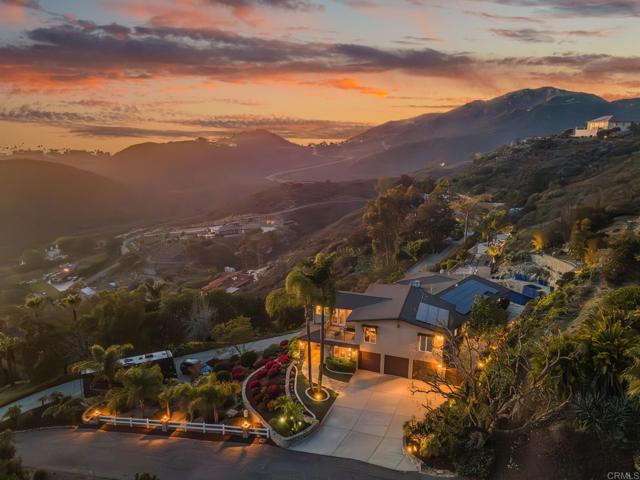 3698 Camino De Las Lomas, Vista CA: https://media.crmls.org/mediaz/9bf38f33-9869-4c87-a6ac-121a87d82988.jpg