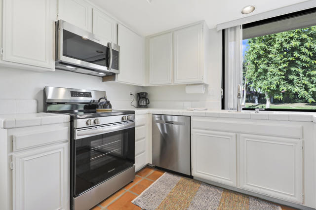 17 La Cerra Circle, Rancho Mirage CA: https://media.crmls.org/mediaz/9bf3c643-36d9-4e84-91d2-4b627baad810.jpg