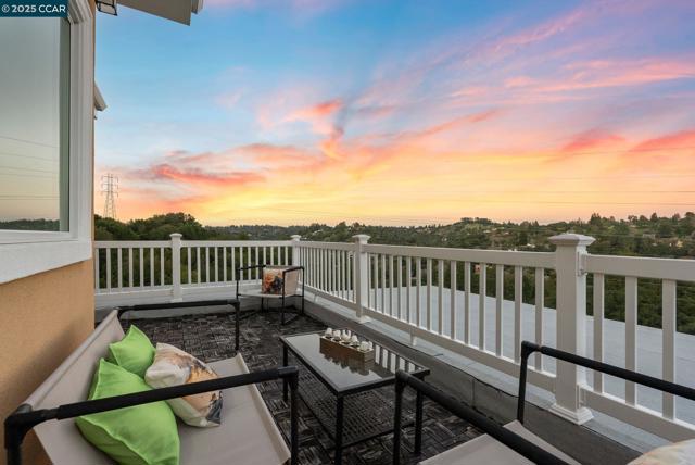 102 Barbara Rd, Orinda CA: https://media.crmls.org/mediaz/9bf418ef-8634-4756-b5a5-00fb9f6d4df3.jpg