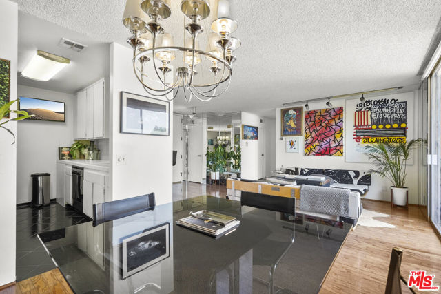 100 S Doheny Drive, Los Angeles CA: https://media.crmls.org/mediaz/9bf43275-ac5b-4f5b-86c1-010387866a77.jpg
