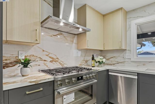 32252 Coronation dr, Union City CA: https://media.crmls.org/mediaz/9bf46841-a776-406a-b381-fde9eef1c88c.jpg