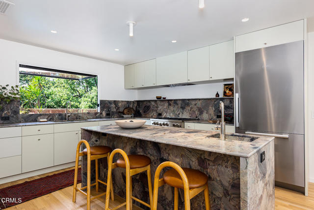808 Inverness Drive, La Canada Flintridge CA: https://media.crmls.org/mediaz/9bf46ede-a2fd-47da-a14a-e07ad505e291.jpg