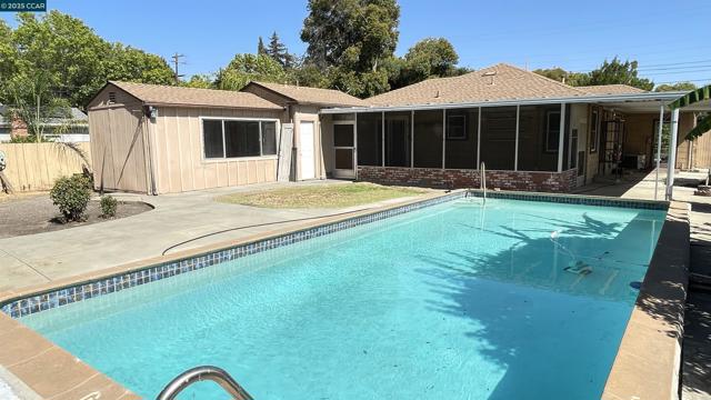 3655 Granzotto Dr, Concord CA: https://media.crmls.org/mediaz/9bf518ef-69ce-4478-a3e4-a609c036682e.jpg