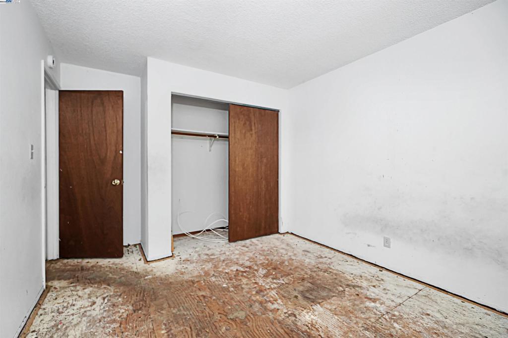 https://media.crmls.org/mediaz/9bf56d70-11b0-4bfe-8d8c-9e267a4b90ed.jpg?preset=X-Large