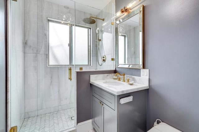 Image 34 of 44 For 2033 Leavenworth Street D
