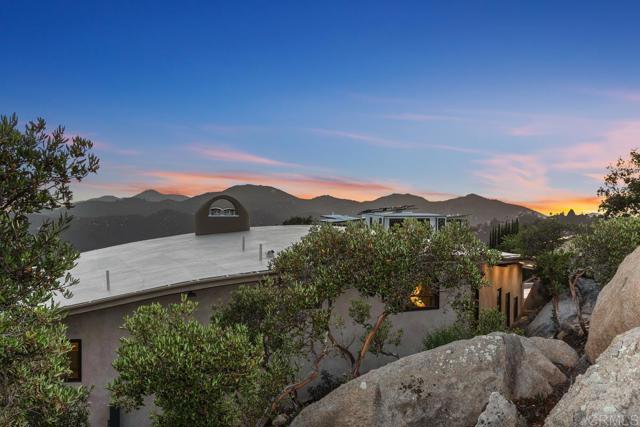 10027 Tall Oak Drive, Escondido CA: https://media.crmls.org/mediaz/9bf62514-d1c9-4597-8196-313dd6c483d4.jpg