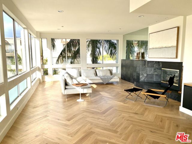 2237 S Bentley Avenue, Los Angeles CA: https://media.crmls.org/mediaz/9bf68132-1be7-4936-b153-45b2f29798a6.jpg