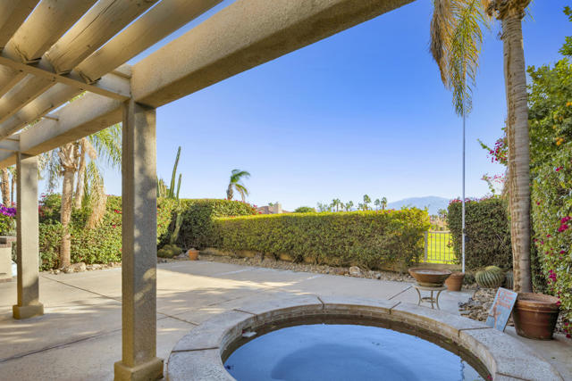 86 N Kavenish Drive, Rancho Mirage CA: https://media.crmls.org/mediaz/9bf702bb-022a-47d8-98d4-8e6db5439326.jpg