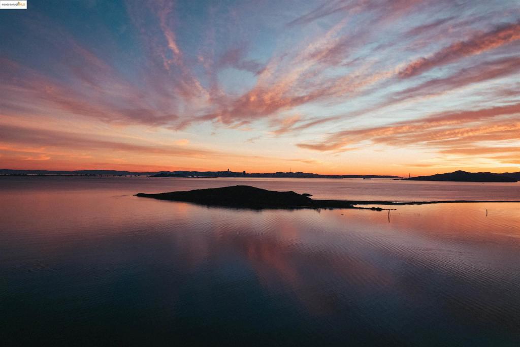 https://media.crmls.org/mediaz/9bf75143-4c16-47d5-9b39-2b73bd725b1c.jpg?preset=X-Large