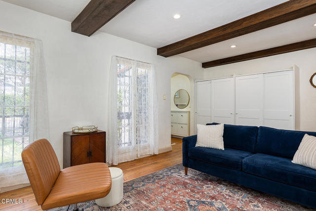 11074 Emelita Street Street, Los Angeles CA: https://media.crmls.org/mediaz/9bf7e556-ccc6-4499-b64c-af2ded48ec60.jpg