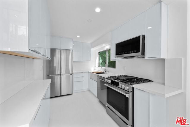 621 N Kings Road, West Hollywood CA: https://media.crmls.org/mediaz/9bf807f5-4d99-4cbd-b608-3cc626255f3a.jpg