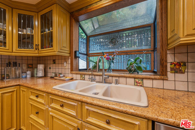 1242 Angelo Drive, Beverly Hills CA: https://media.crmls.org/mediaz/9bf86778-90b0-4109-94a8-c78664d903e1.jpg