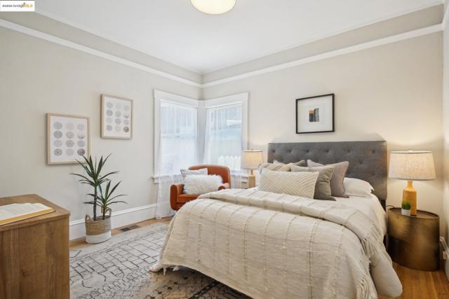 320 Forest St, Oakland CA: https://media.crmls.org/mediaz/9bf905b1-08b8-4c49-8e94-2c31917eba94.jpg
