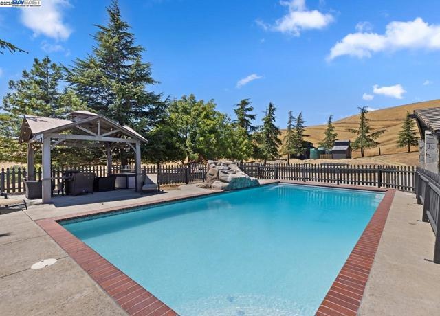 8191 Highland Rd, Livermore CA: https://media.crmls.org/mediaz/9bf95901-9b6e-4fc3-b5ef-e6e27a3969b5.jpg
