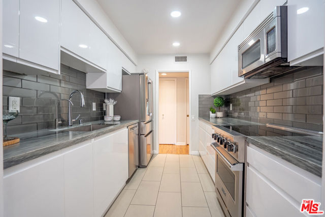 818 S Lucerne Boulevard, Los Angeles CA: https://media.crmls.org/mediaz/9bfa3353-8a69-4c1d-b1c1-a414cad14d0b.jpg