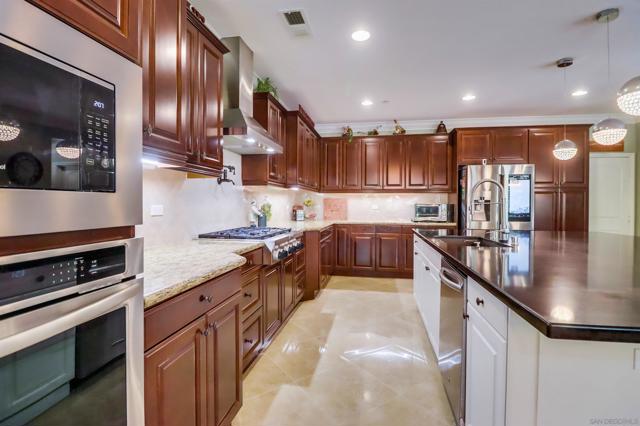 466 Agua Vista Dr, Chula Vista CA: https://media.crmls.org/mediaz/9bfa440d-48b3-473a-b94a-a6467d4c3376.jpg