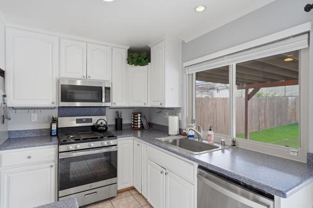 Detail Gallery Image 6 of 43 For 11397 Polaris Dr, San Diego,  CA 92126 - 2 Beds | 2 Baths