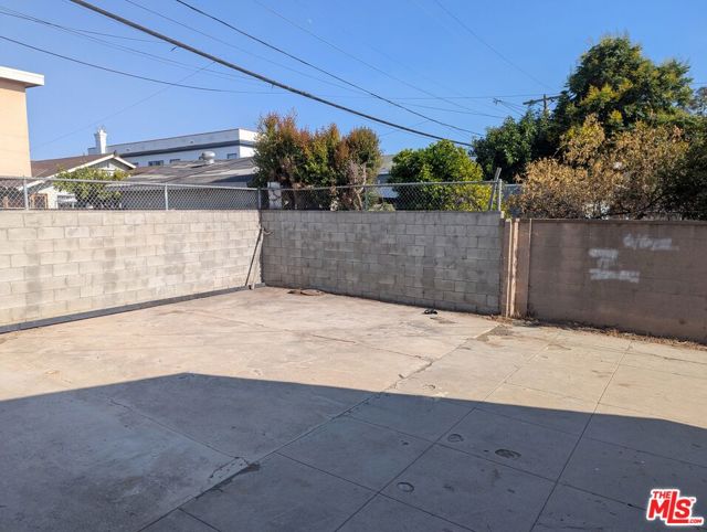 2134 8th Avenue, Los Angeles CA: https://media.crmls.org/mediaz/9bfce59a-54e7-4017-b12a-5ec6563e8f78.jpg