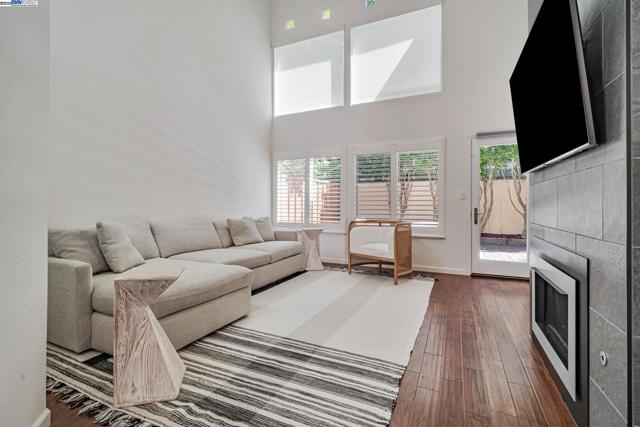 6192 Lakeview Cir, San Ramon CA: https://media.crmls.org/mediaz/9bfd1597-cda4-48f6-95d4-5a640a066620.jpg