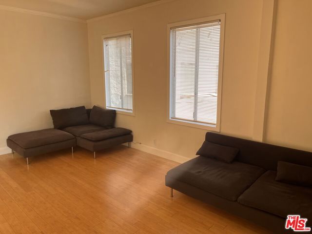 133 S Elm Drive, Beverly Hills CA: https://media.crmls.org/mediaz/9bfd186e-461f-4e76-8fc7-a99d26a4aa32.jpg